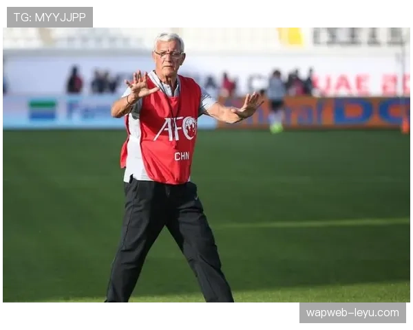 里皮执教理念强调战术纪律与临场应变,注重攻守平衡 里皮执教理念强调战术纪律与临场应变,注重攻守平衡